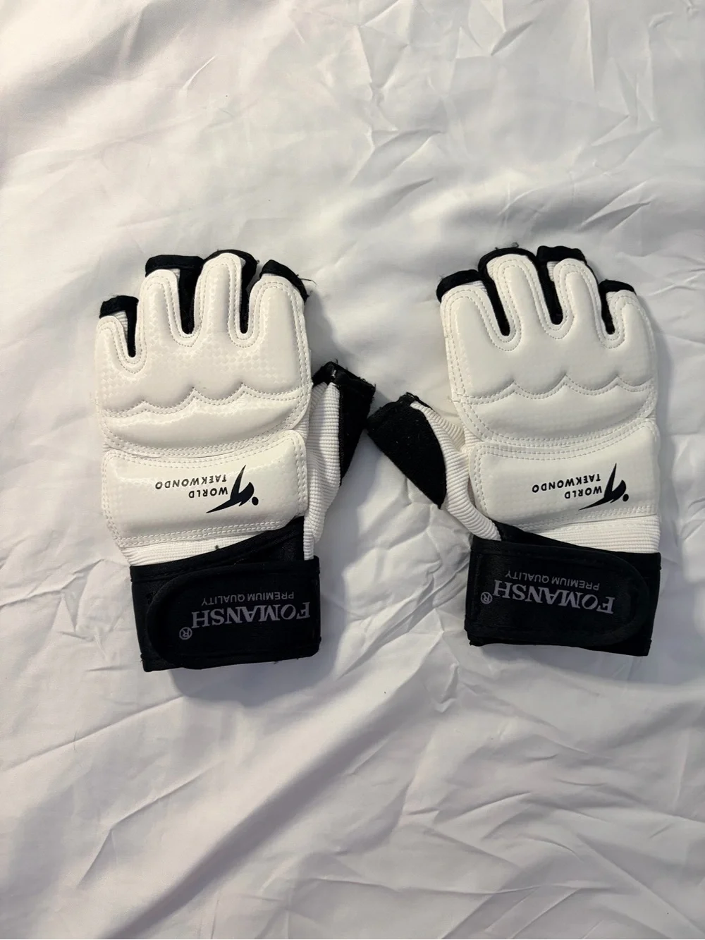 White & Black Taekwondo Sparring Gloves
